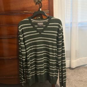 Men’s XL Aeropostale V Neck Sweater in Very Good Condition.